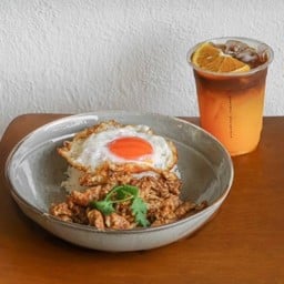 Set E ข้าวหมูกระเทียมไข่ดาว + เครื่องดื่ม
