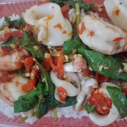 กะเพราทะเล(หมึก+กุ้ง) ราดข้าว
