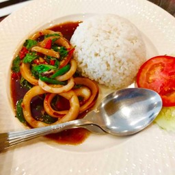 ผัดกะเพราหมึก(กับข้าว)