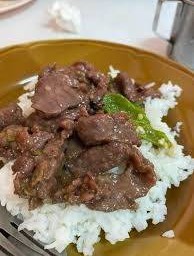 เนื้อผัดน้ำมันหอยราดข้าว