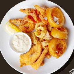 ซีฟู้ดรวมทอดสไตล์อิตาเลียนเสิร์ฟพร้อมเลมอนและมายองเนสเนยกระเทียม