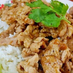 ผัดกระเทียมพริกไทยพร้อมข้าวสวย