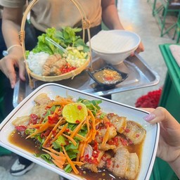 ยำหมูสามชั้นทอด