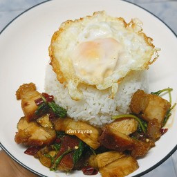 ข้าวกระเพราหมูกรอบ  (ไม่รวมไข่)