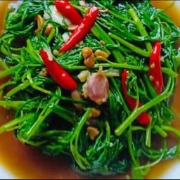ผัดผักบุ้งไฟแดงราดข้าว