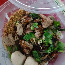 ก๋วยเตี๋ยวเเห้งเนื้อใส่ถ้วยปิดฝาพร้อมทาน