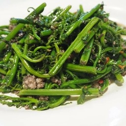 ผักกูดผัดหนำเลี๊ยบหมูสับพริกขี้หนู
