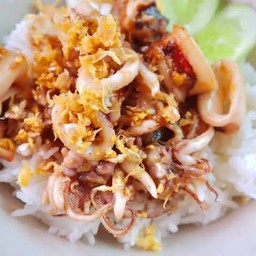 หมึกทอดกระเทียม ราดข้าว