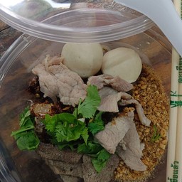 ก๋วยเตี๋ยวเเห้งหมูใส่ถ้วยพร้อมทาน