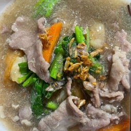 ราดหน้าหมูหมักเส้นหมี่