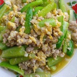 แตงกวาผัดไข่ใส่หมูสับ(กับข้าว)