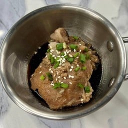 หมูสันคอตุ๋นซอสโชยุ