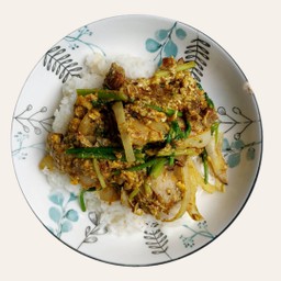 ผัดผงกะหรี่หมูกรอบ