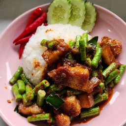 ข้าวราดพริกแกงถั่วหมูสามชั้น