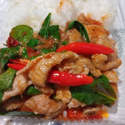 หมูผัดพริกแกงใส่ใบโหระพาราดข้าว
