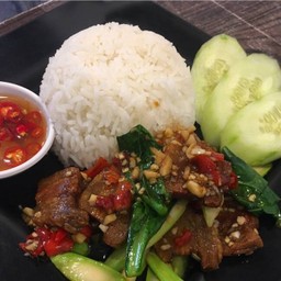 ข้าวคะน้าหมูกรอบ