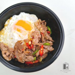 ข้าวหมูสันคอสไลซ์ผัดพริกขี้หนู - ฟรี! ไข่ดาว