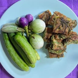[เซตสุดฮิต] ชะอมทอดไข่ + ผักจิ้มน้ำพริก