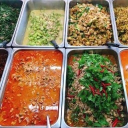 เก้าเหรียญ ข้าวราดแกง กับข้าว ตลาดร่วมเจริญริมปิง