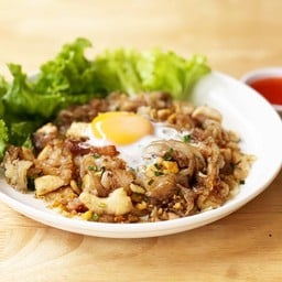 N006 ก๋วยเตี๋ยวคั่วหมูไข่อบ