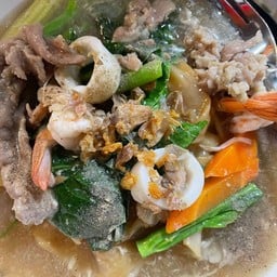 ราดหน้าหมูหมัก+ทะเลเส้นใหญ่