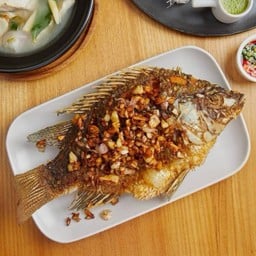 ปลานิลทอดกระเทียมน้ำจิ้มซีฟู้ด