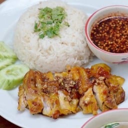 ข้าวมันไก่ย่าง น้ำจิ้มแจ่ว