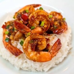 ข้าวราดกุ้งคั่วพริกเกลือ