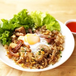 [อร่อยซ่ากับโค้ก] ก๋วยเตี๋ยวคั่วหมูหมึกกรอบไข่อบ +  โค้ก ออริจินัล (กระป๋อง)
