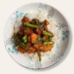 ผัดพริกแกงหมูกรอบ