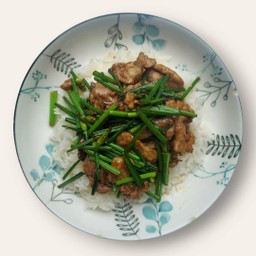 ผัดดอกกุยช่ายหมูชิ้น