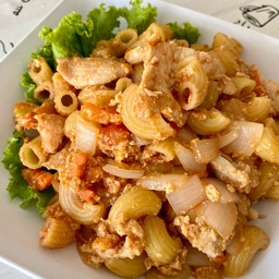 มักกะโรนีผัดซอสมะเขือเทศ