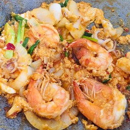 กุ้งปลาหมึกผัดผงกระหรี่ ราดข้าว