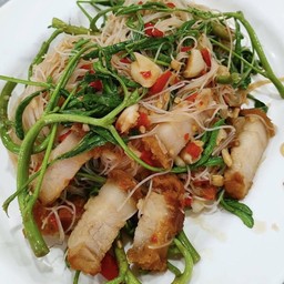 ผัดหมี่กระเฉดหมูกรอบ