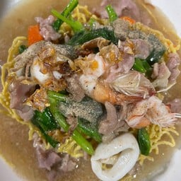 ราดหน้าหมูหมัก + ทะเลหมี่กรอบ