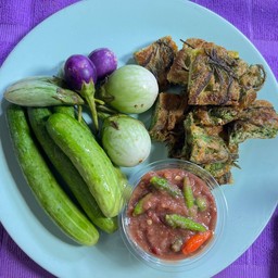 [เซตสุดฮิต] น้ำพริกกะปิ + ชะอมทอดไข่ + ผักสดทานกับน้ำพริก (มีแค่ผักนะคะไม่มีน้ำพริกคะ)