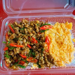 คั่วเผ็ดเนื้อราดข้าวไข่เจียว