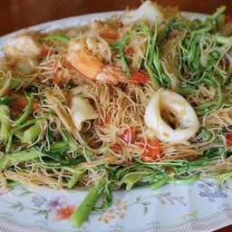 ผัดหมี่กระเฉดทะเล