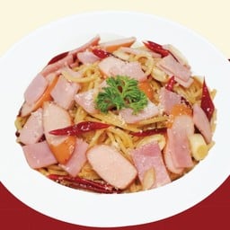 สปาเก็ตตี้ผัดพริกแห้งไส้กรอกและแฮม