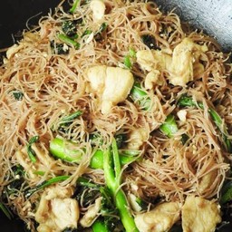 ผัดซีอิ๊ว เส้นหมี่
