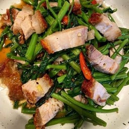 ข้าวราดผัดผักบุ้งไฟแดงหมูกรอบ