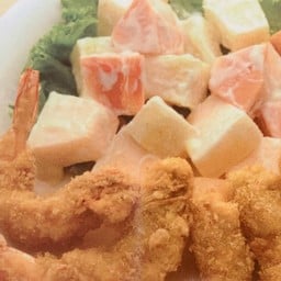 กุ้งนาทอดสลัดผลไม้