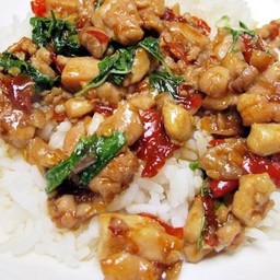 ข้าวกะเพราไก่ชิ้น