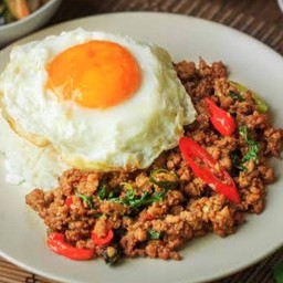 กะเพราหมูสับ+หมูชิ้น ราดข้าว