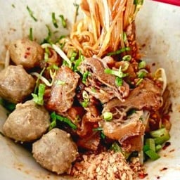 ก๋วยเตี๋ยวแห้งเนื้อเปื้อยลูกชิ้น. (แชมป์)