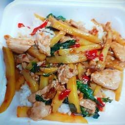 กระเพราไก่ใส่หน่อไม้เหลืองราดข้าว