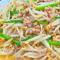ข้าวราดผัดถั่วงอกหมูสับ