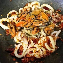 กระเพราหมึก+หอย