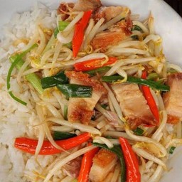 ข้าวราดผัดถั่วงอกหมูกรอบ