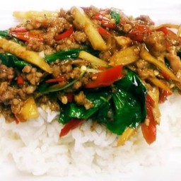 กระเพราหมูสับหน่อไม้เหลืองราดข้าว